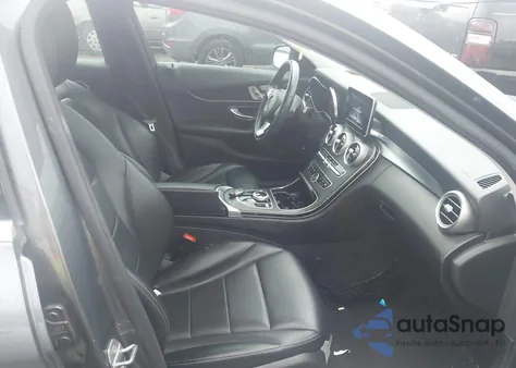 2017 Mercedes-Benz C 300 4Matic z USA, uszkodzony, nr VIN 55SWF4KB6HU191966